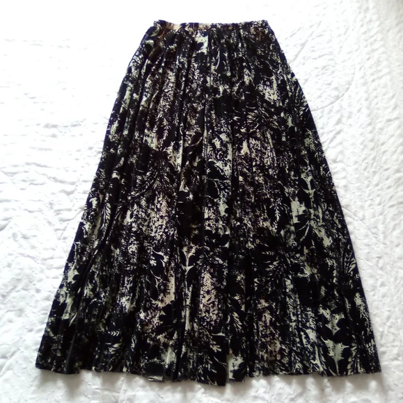 FUZZI Women's Black & White Mesh & Velvet Maxi Skirt Elastic Waist, Size…